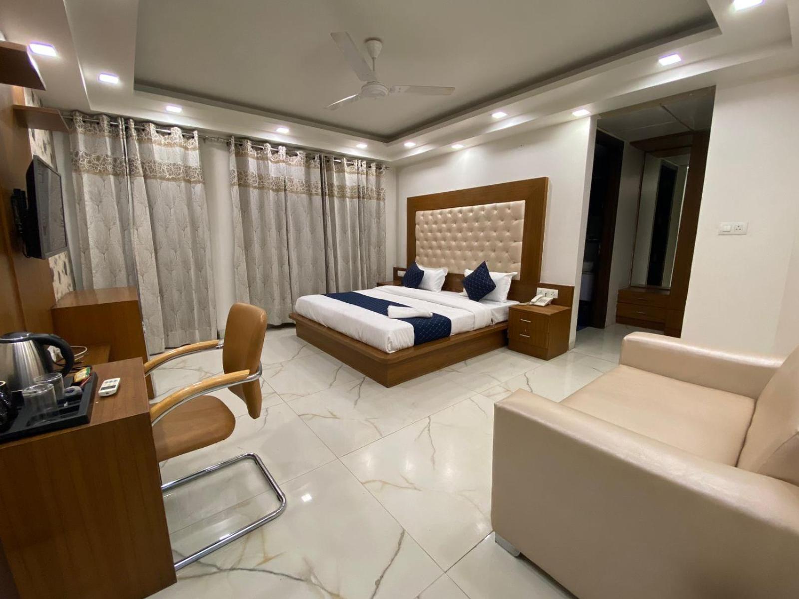 Hotel Leaf 9 Boutique, Near Golf Course Road And Galleria Market Gurgaon Exterior foto